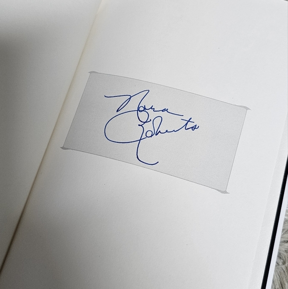 Autographed Nora Roberts Book - Picture 2 of 3